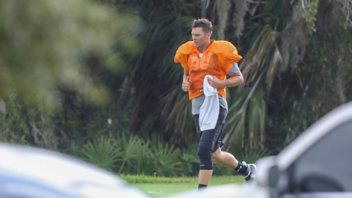 Tom Brady entrena con sus nuevos compañeros