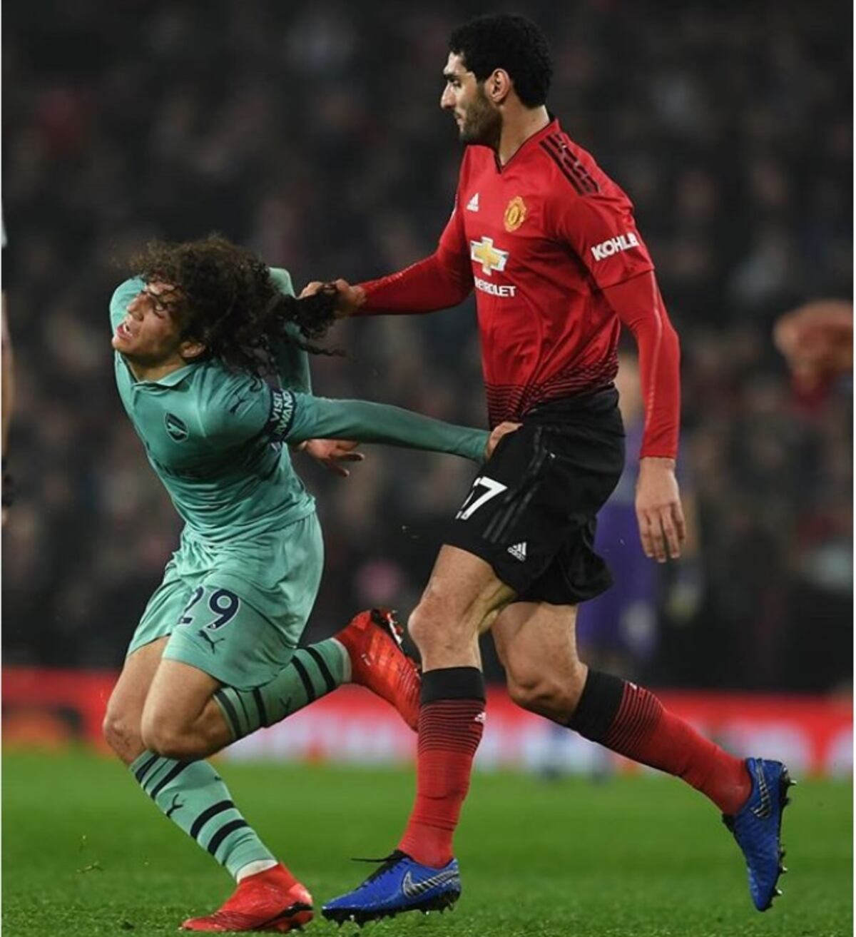 Fellaini se cortó el cabello y cometió polémica falta contra jugador del Arsenal
