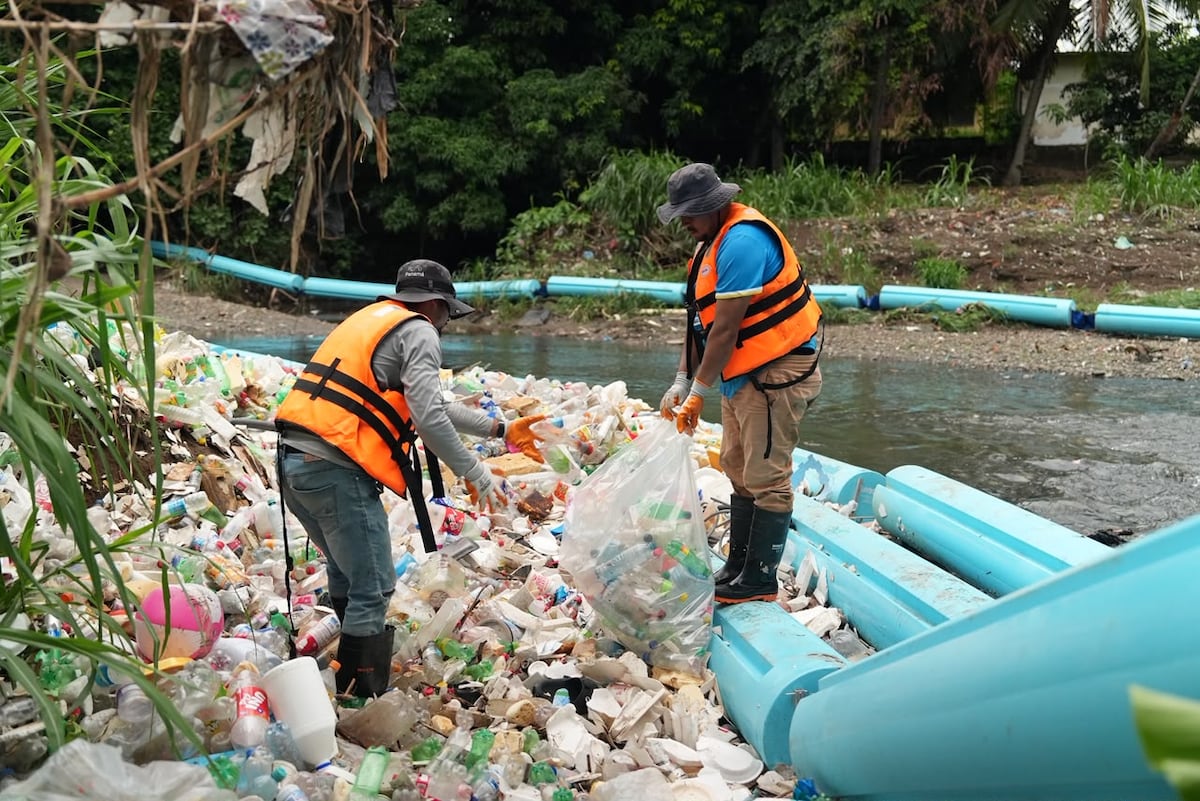 Instalan barrera en el río Matías Hernández: ya hay tres puntos que frenan basura antes de la Bahía