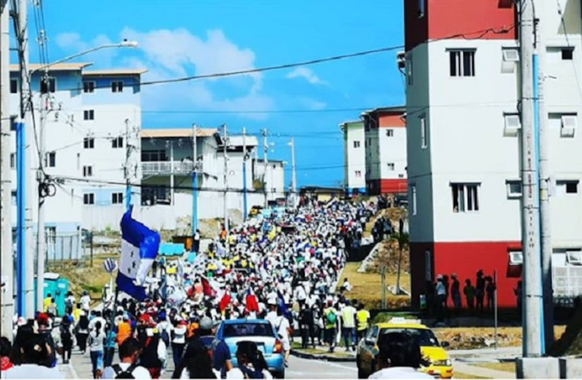 Los peregrinos en Colón gozaron de un adelanto del Carnaval con culecos