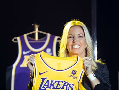 Familia Buss se despide para siempre de los Lakers