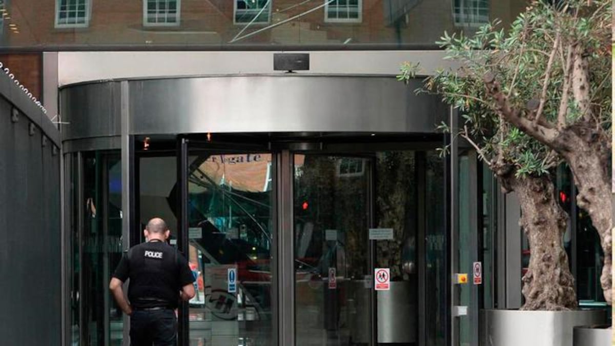 Joven escapa de celebración de cumpleaños en hotel con el cuello cortado