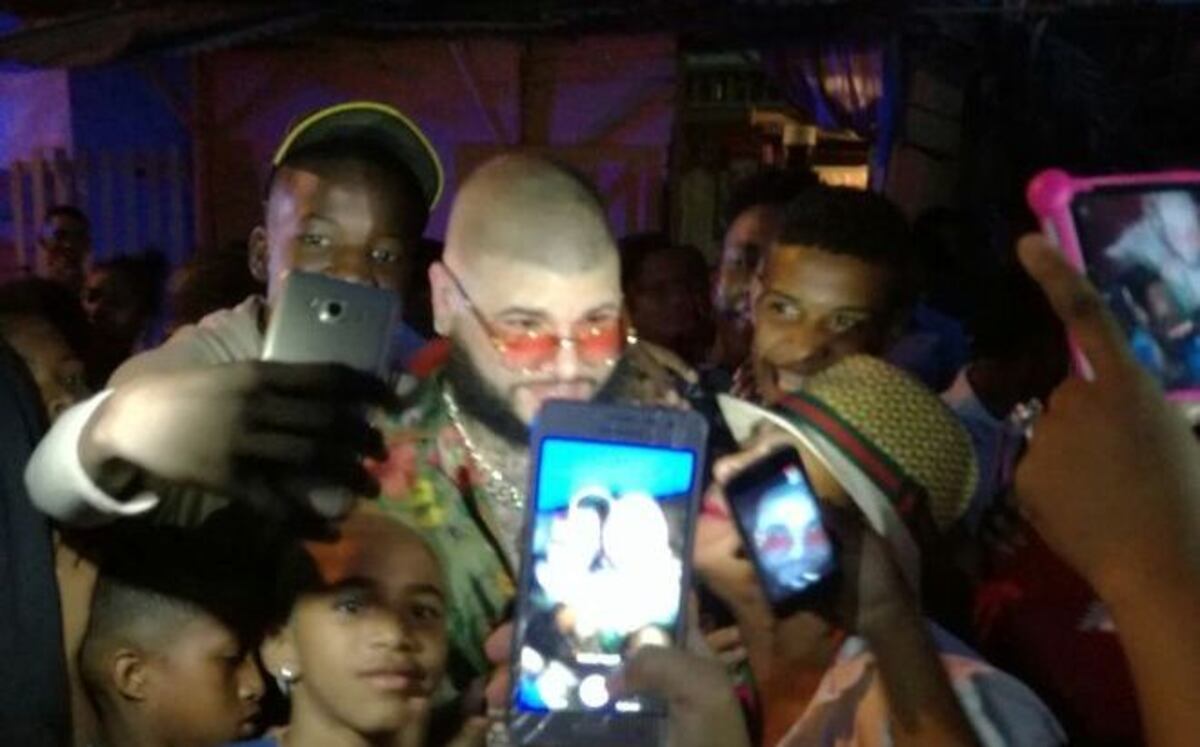  ¡AY, MADRE! Farruko causa revuelo en El Chorrillo junto a Kafu | VIDEO