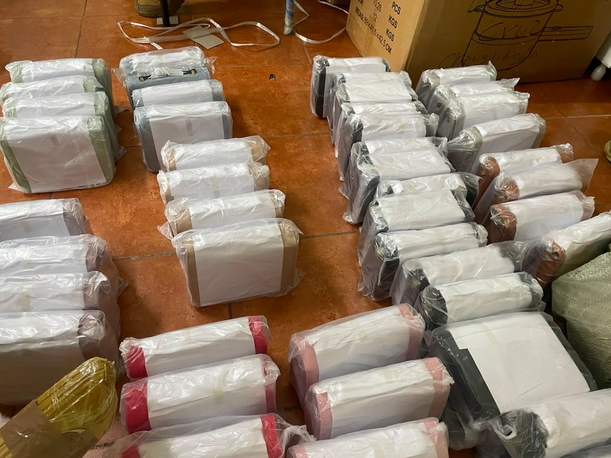 Cayó en retén con cargamento sospechoso: transportaba cientos de carteras y perfumes hacia la frontera