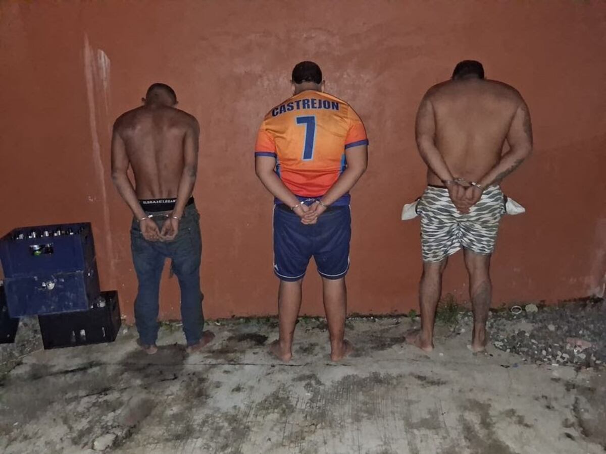 Publican carro ficticio para asaltar… y terminan dentro de una patrulla