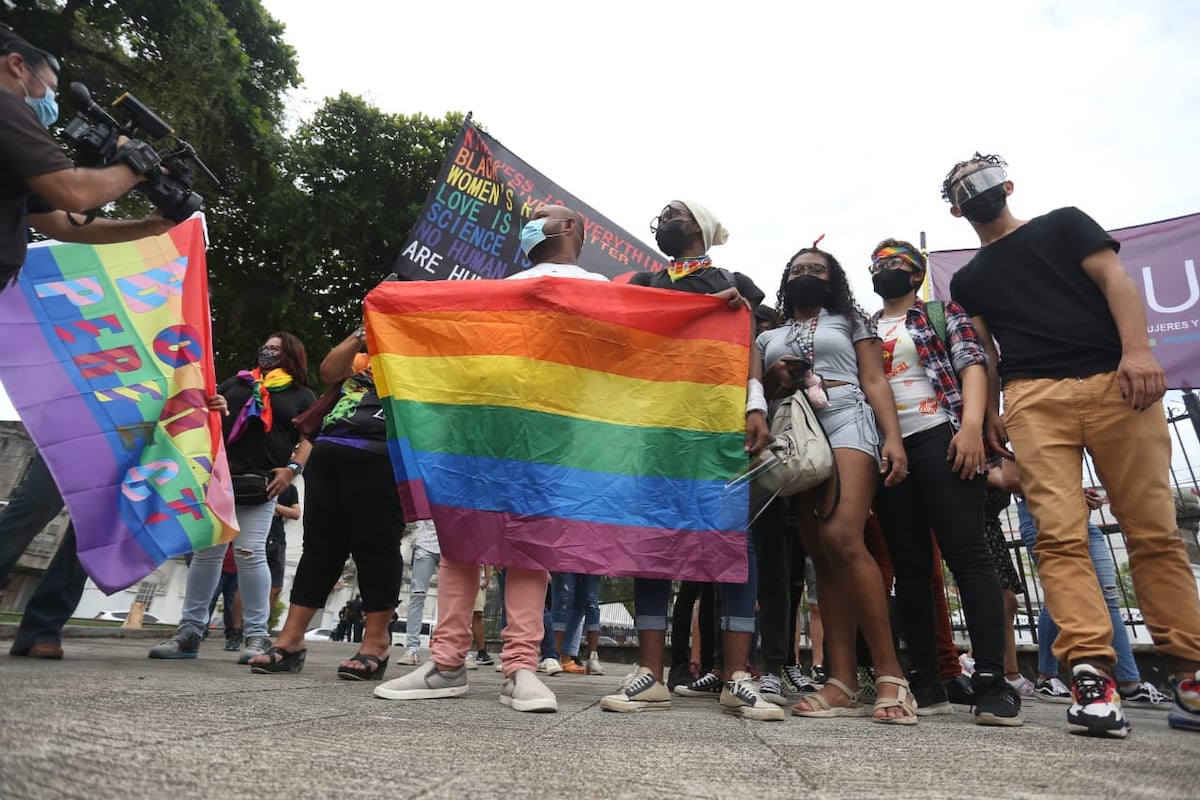 En el mes del orgullo izaron la bandera multicolor en la Asamblea Nacional