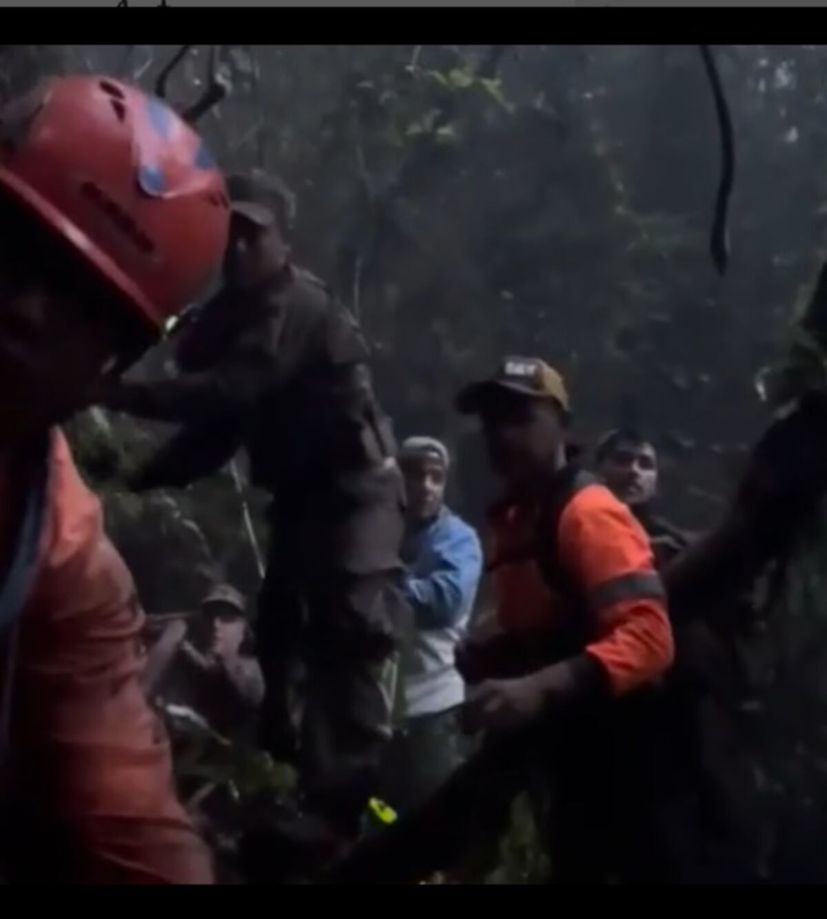 En la oscuridad de la noche fue que lograron rescatar a los tripulantes del helicóptero siniestrado. Videos