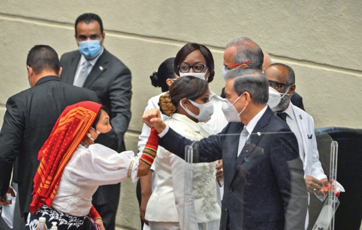 Atención, presidente. Ya basta de saludos de codo. La OMS advierte que no es seguro