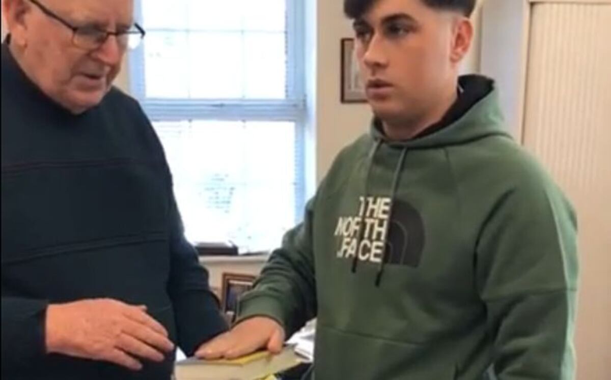 Mujer destruye carro de su marido; él jura con biblia en mano que no fue infiel