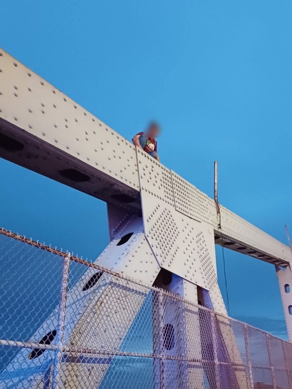 Un acto de empatía con fe: Rescate conmovedor a hombre en crisis en el Puente de las Américas
