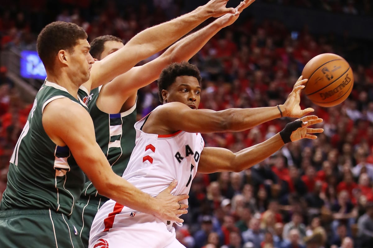 Raptors aplastan  a los Bucks e igualan la serie 2-2