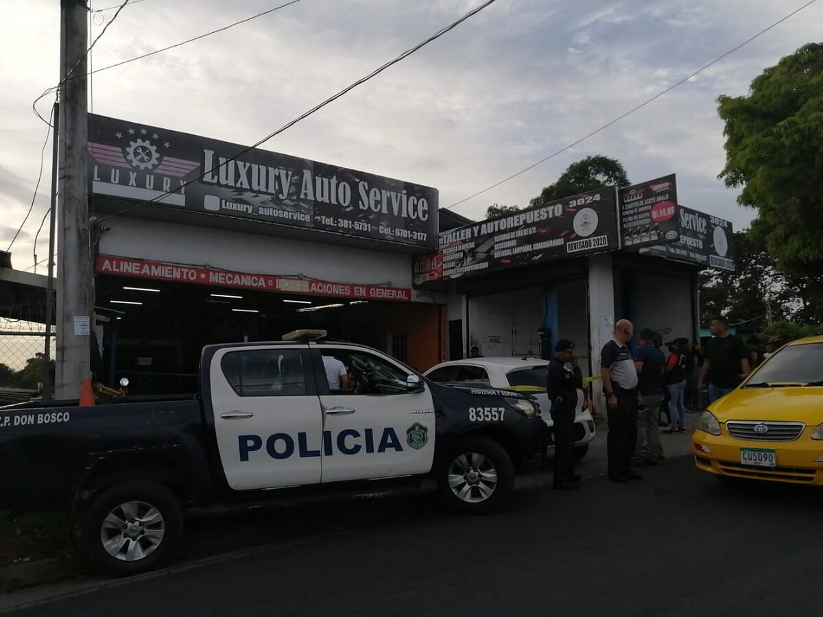 Lo asesinan. Esperaba en un taller mientras arreglaban su auto. Fue lo último que hizo. Video