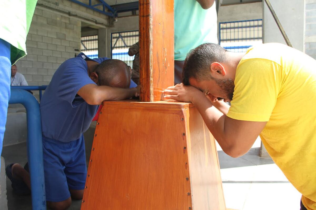 BENDECIDOS. La Cruz Peregrina de la JMJ recorrió la Nueva Joya