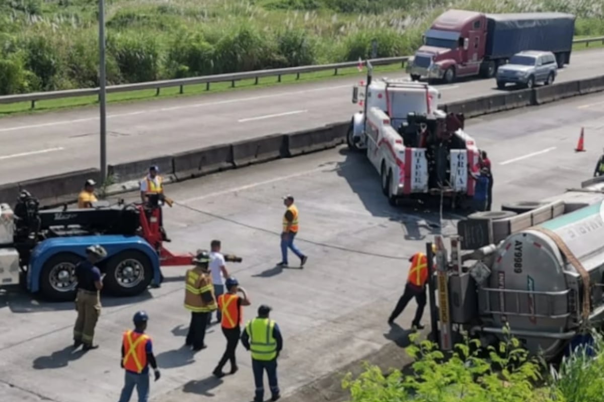 Volcó camión cisterna en la autopista Panamá–Colón y bomberos controlaron el derrame