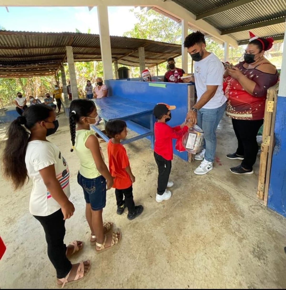 ‘Leo’ Bernal le hizo el Día de Reyes a los niños de El Espino de Santa Rosa