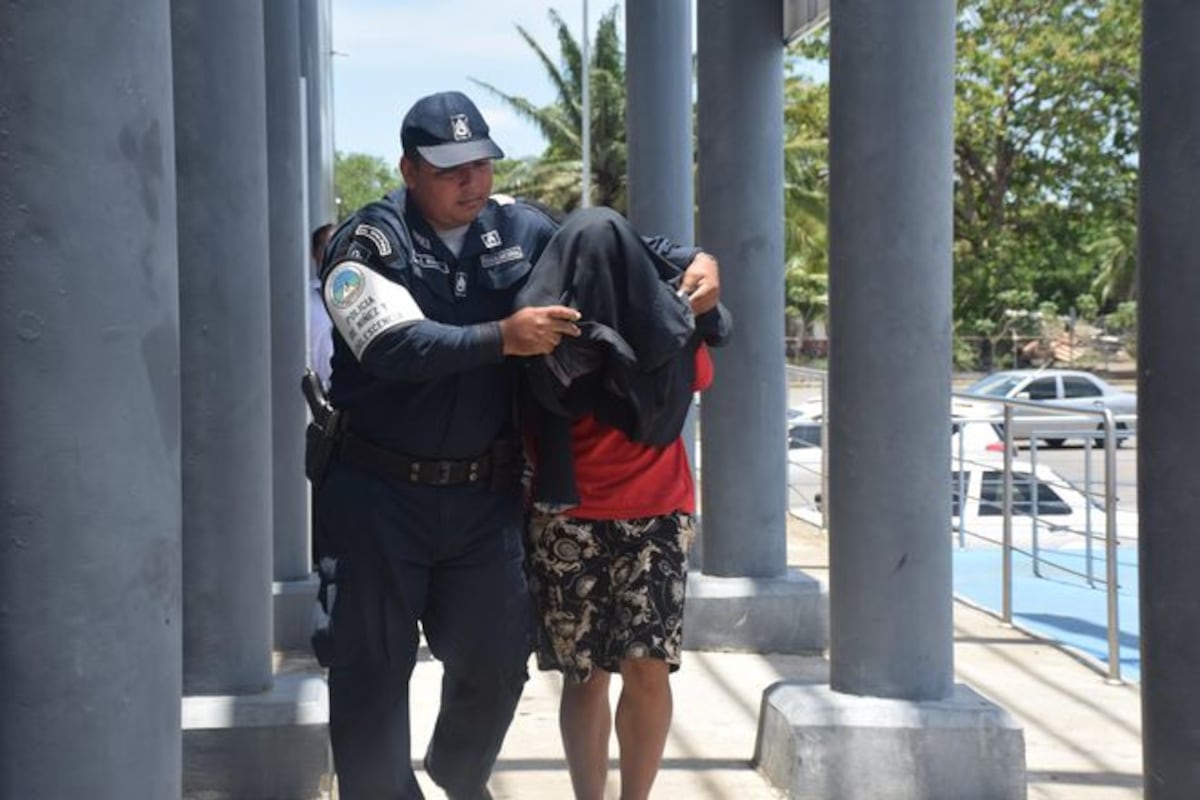 Menor de 17 años y un adulto son investigados por asesinato de mujer en Volcán