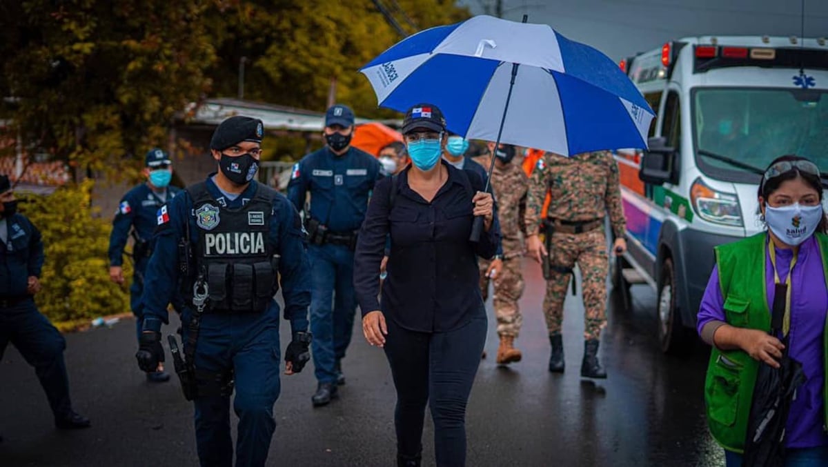 No es por moda. La gobernadora aclara a qué se deben sus ‘looks’ con estampado de militar +Fotos