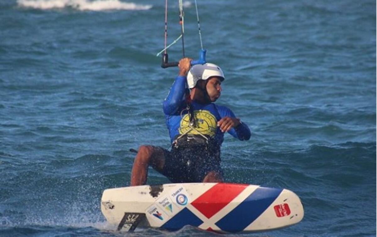 Atleta olímpico de 'kitesurfing' choca contra tiburón durante práctica