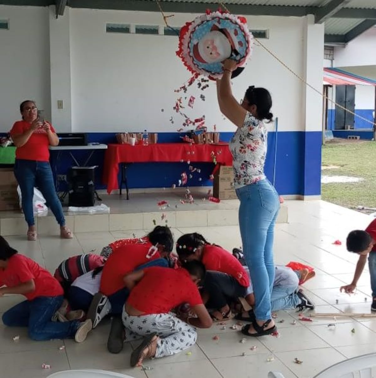Niños de la Escuela La Lagunita de Chame celebran la Navidad