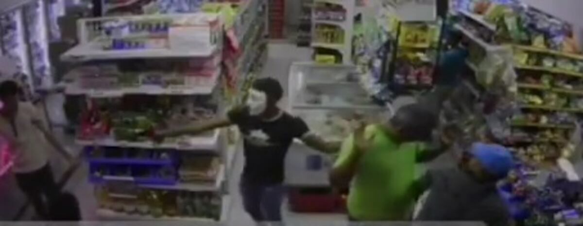 Con el rostro cubierto con máscaras roban otro súpermercado