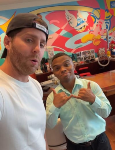 Lo ignoraban por su condición de enanismo… hoy ya tiene trabajo