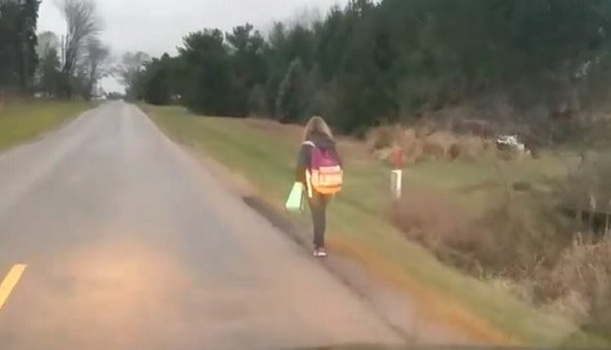 Obliga a su hija a caminar 1,5 km a la escuela por hacer 'bullying' a compañero 