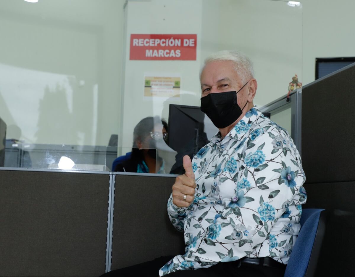 Ulpiano Vergara hace trámite para registrar su nombre como una marca