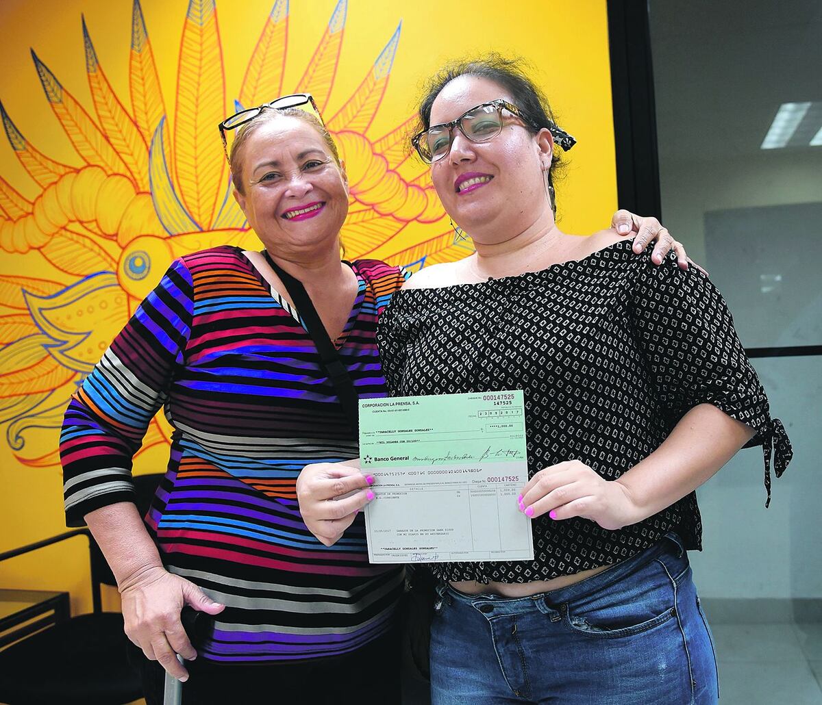 RECIBEN SU CHEQUE. Ganadores de promoción de aniversario de Mi Diario |FOTOS