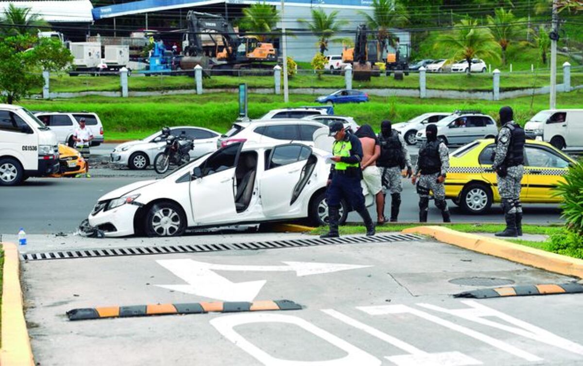¡NO LOGRÓ ESCAPAR! Lo detienen cuando arrojó un paquete de droga en Juan Díaz