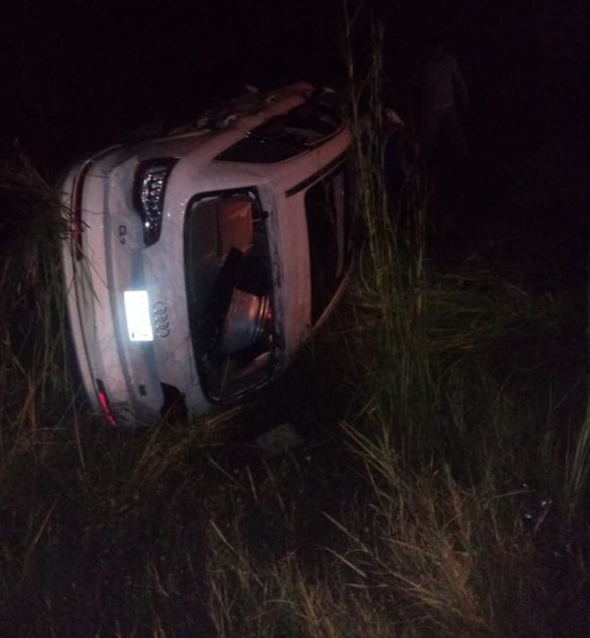Un auto se vuelca en plena autopista Arraiján - La Chorrera
