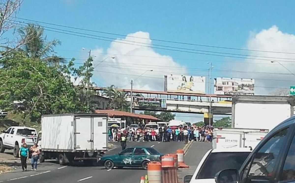 Familiares trancan vía en Arraiján por atraso de remodelación de escuela