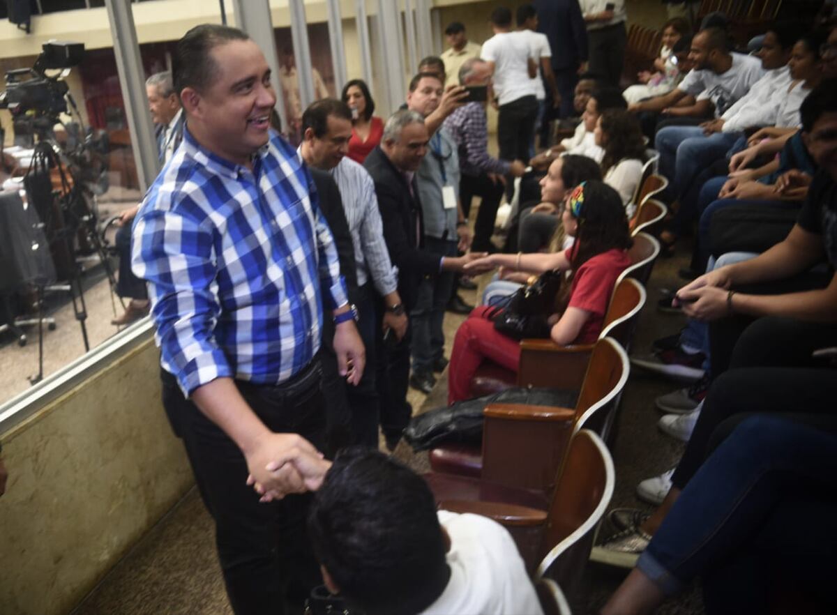 Jóvenes  asisten a la tercera jornada del diálogo en la Asamblea contra las reformas constitucionales