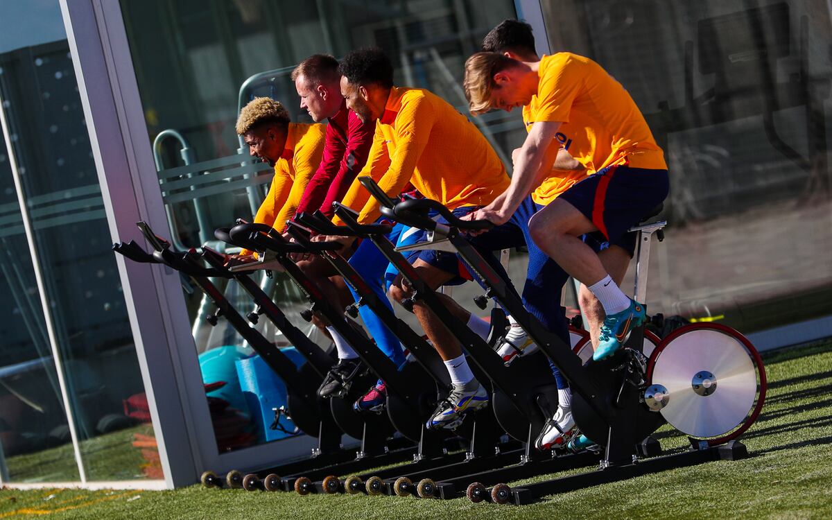 El Barça prepara el choque ante Valencia con una defensa muy tocada