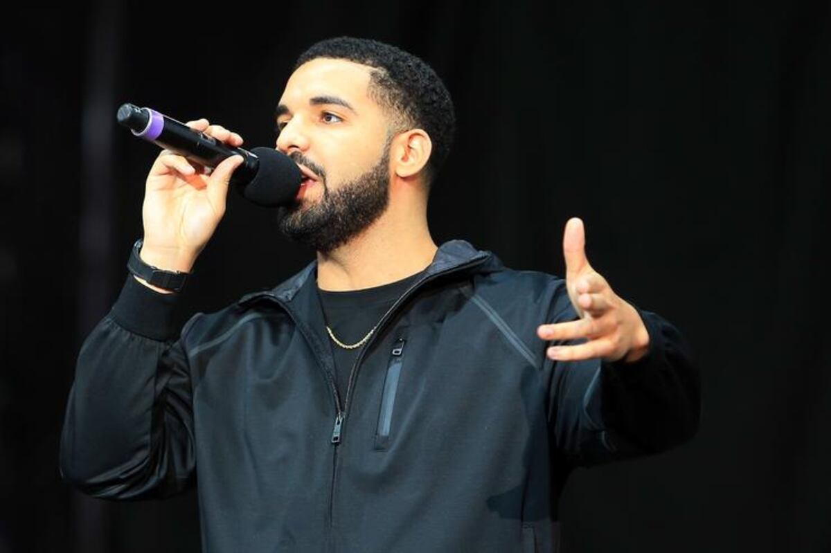 El cantante Drake compró un 'cover' de celular valorado casi en medio millón