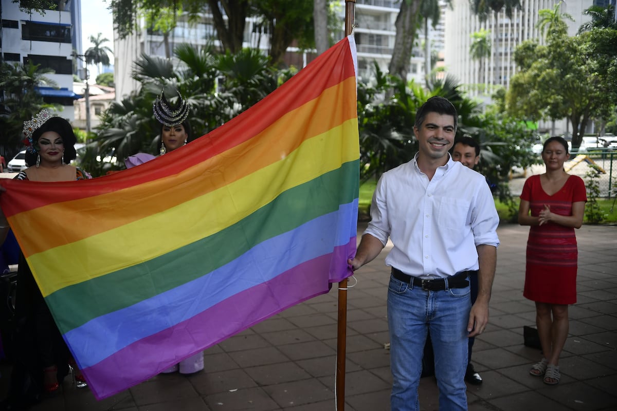 Arranca el Mes del Orgullo con la izada de  la bandera multicolor