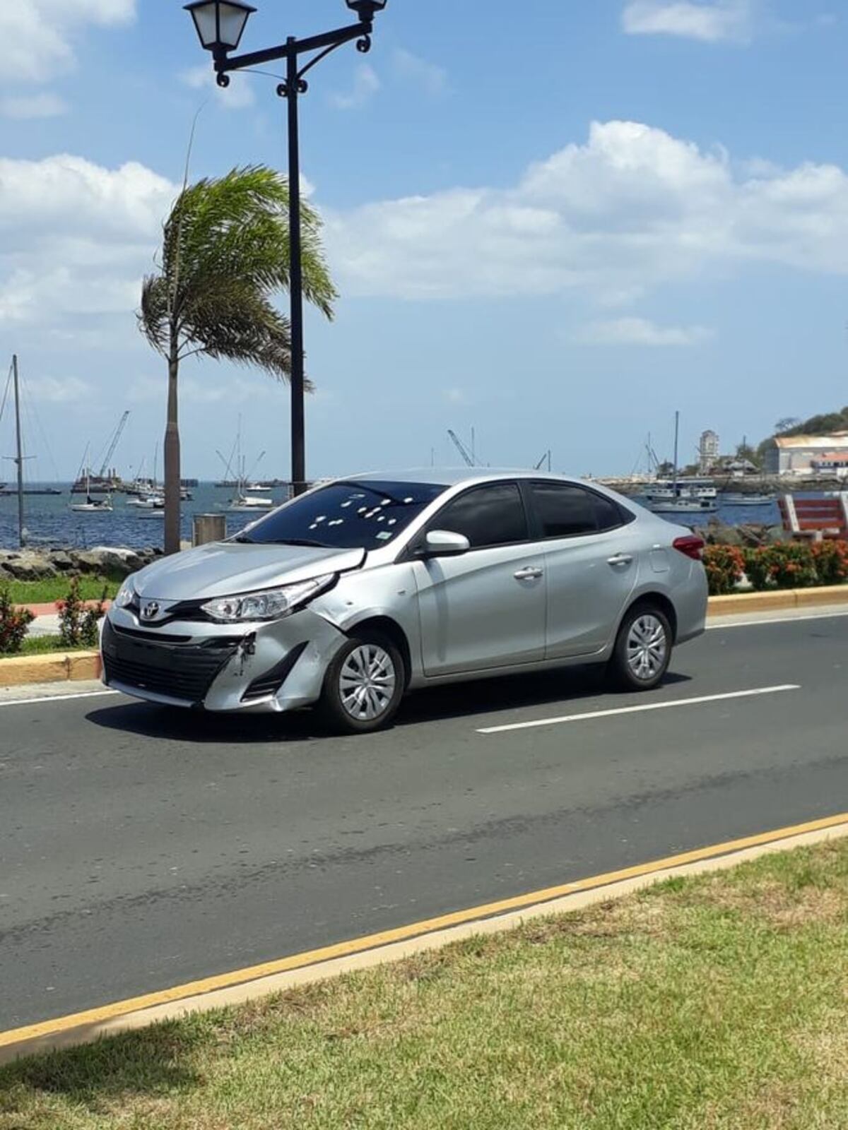 Balacera en la Calzada de Amador. Dos autos impactados