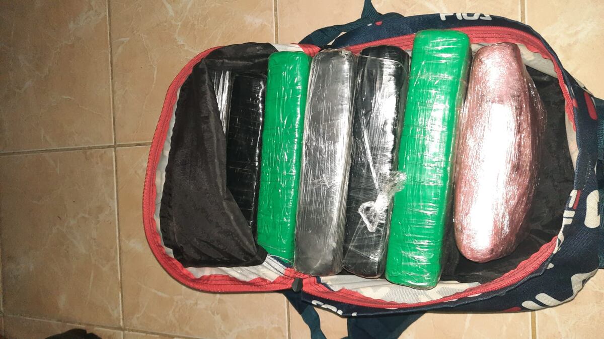 Unidades del Senafront captura infraganti a mujer que transportaba 7 paquetes de droga en Darién