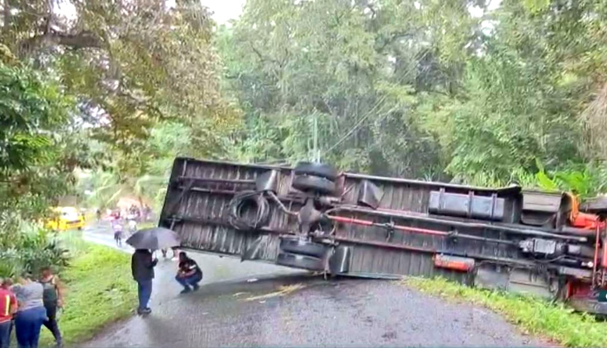 Bus de ruta El Limón vuelca en Colón: más de 20 heridos, mayoría estudiantes