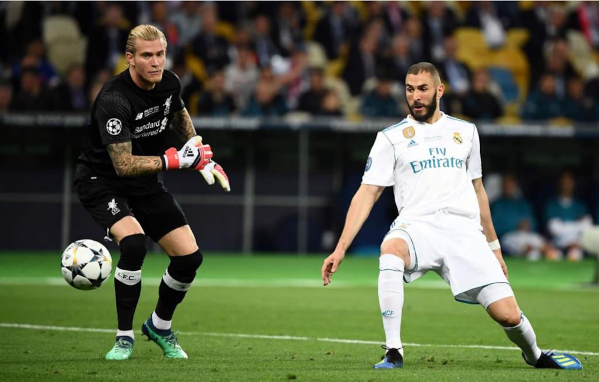 Mohamed Salah anima a su portero Karius tras los errores de la Champions