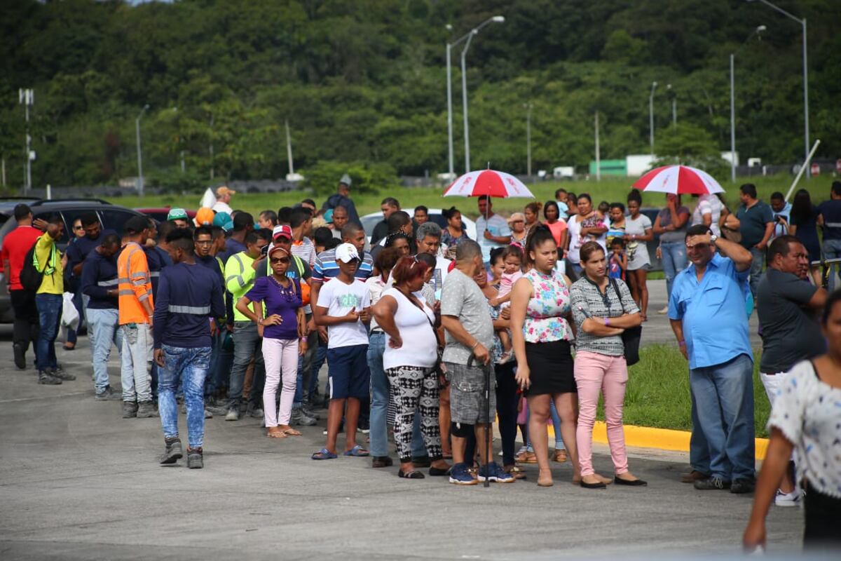 Unos 37 mil jamones se vendieron en el  primer día de la  NaviFerias