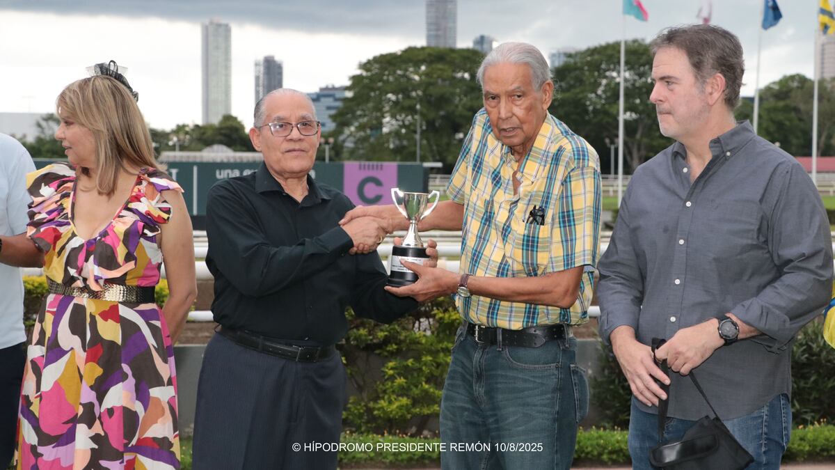 First Front vuela en los 300 finales y gana el ‘Virgilio y Omar Castillo’