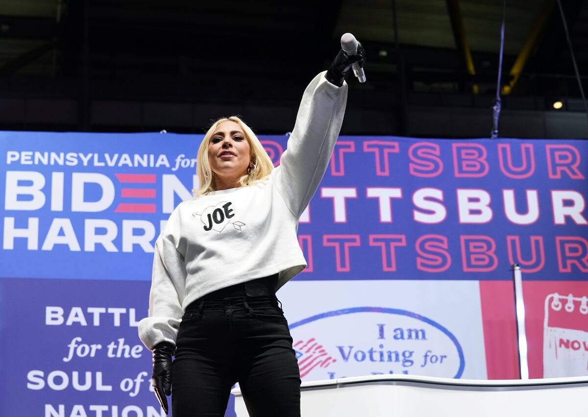Se saca el clavo. Lady Gaga de las que más se gozó el anuncio del triunfo de Joe Biden