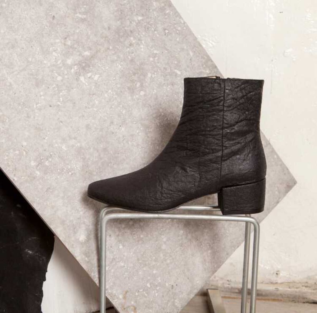 Empresa hace carteras y calzados utilizando a la piña