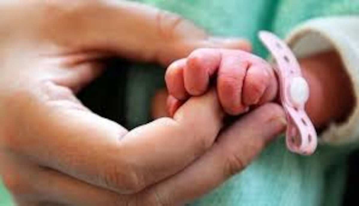 Colombia se conmociona con bebé que nace embarazada