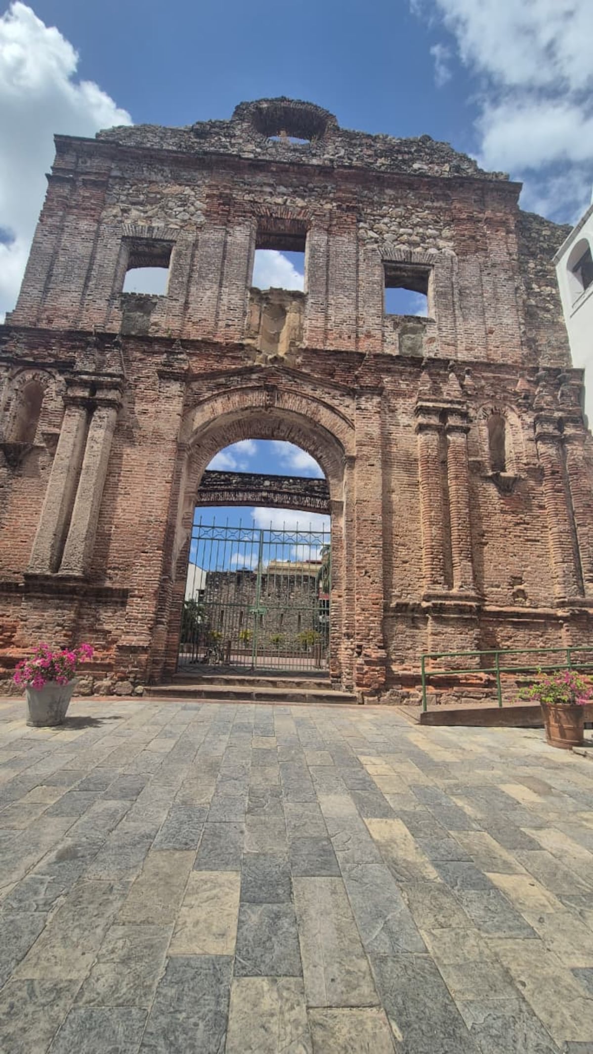 Iglesia de Santo Domingo: símbolo de supervivencia a incendios e historia con el icónico Arco Chato