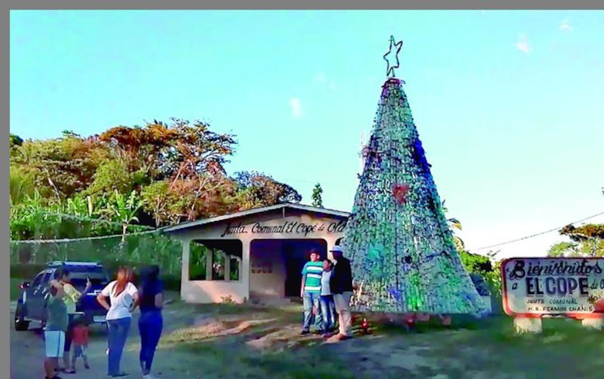 En El Cristo de Aguadulce brilla el árbol de navidad más grande de Centroamérica
