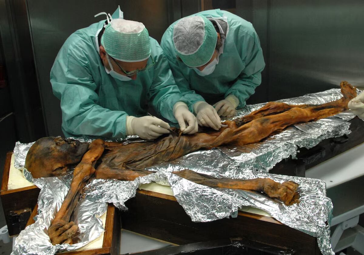Ötzi, el hombre de hielo: 5 mil 300 años después aún intriga al mundo, tenía 61 tatuajes y murió asesinado