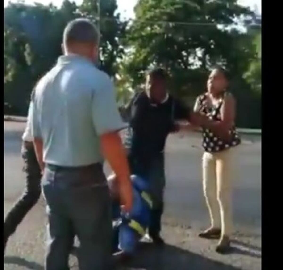 Circula video. Le entran a golpes a inspector del Tránsito. Cae en plena calle.