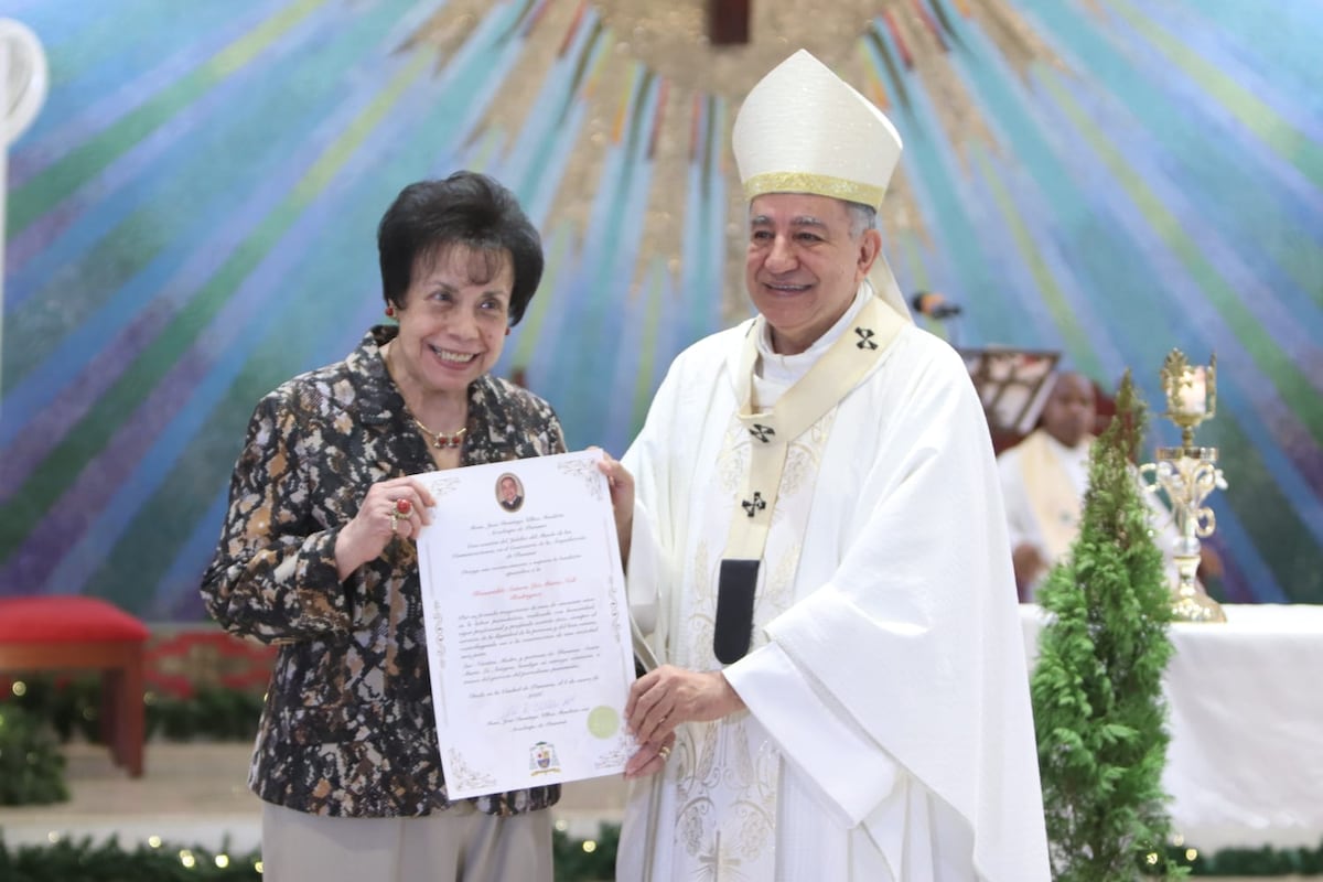 Luz María Noli recibe la medalla Santa María la Antigua por su legado en el periodismo panameño