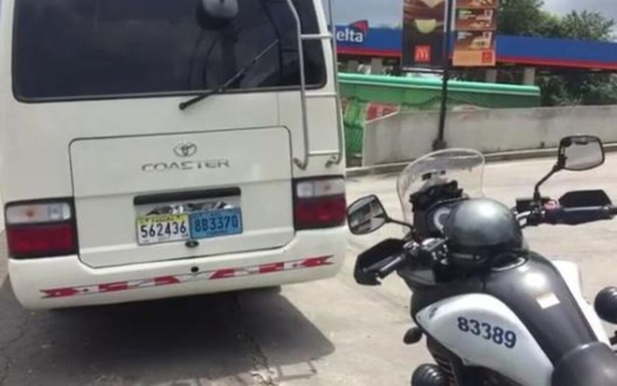 RETIENEN BUS. Del video con estudiante haciendo ponchera en las ventanas  